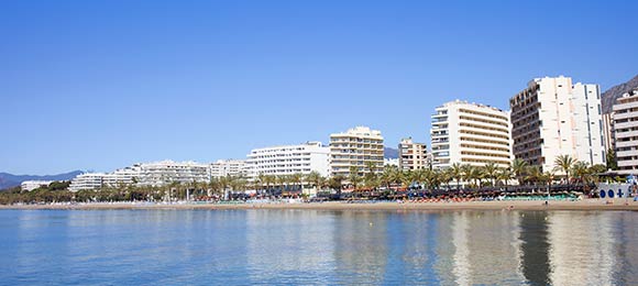 zeezicht met hotels op marbella