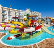 Globales Playa Estepona: Viersterrenhotel met nieuw waterpark gelegen aan de kust